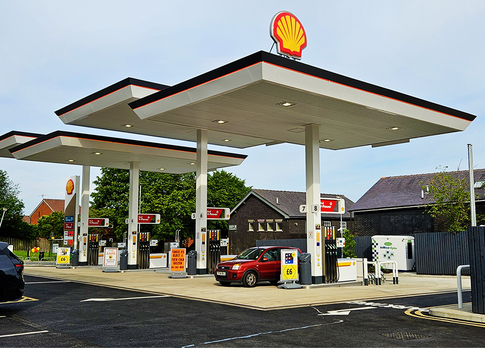 Forecourt and canopy design at Grimshaw Park Service Station